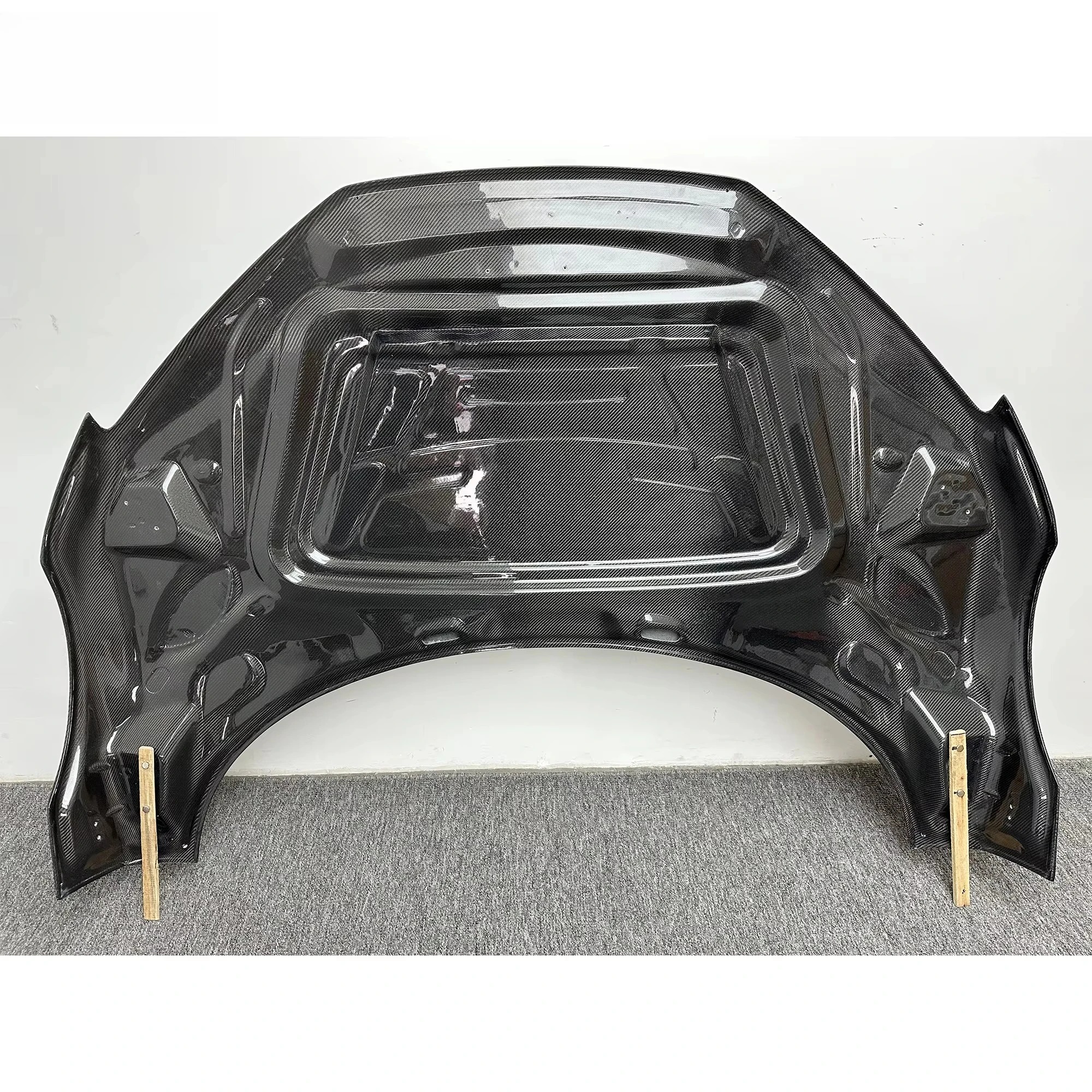 1016 Style Wet Carbon Fiber Front Hood for R8 2023 Carbon Engine Cover Bonnet Body Kits Car Parts